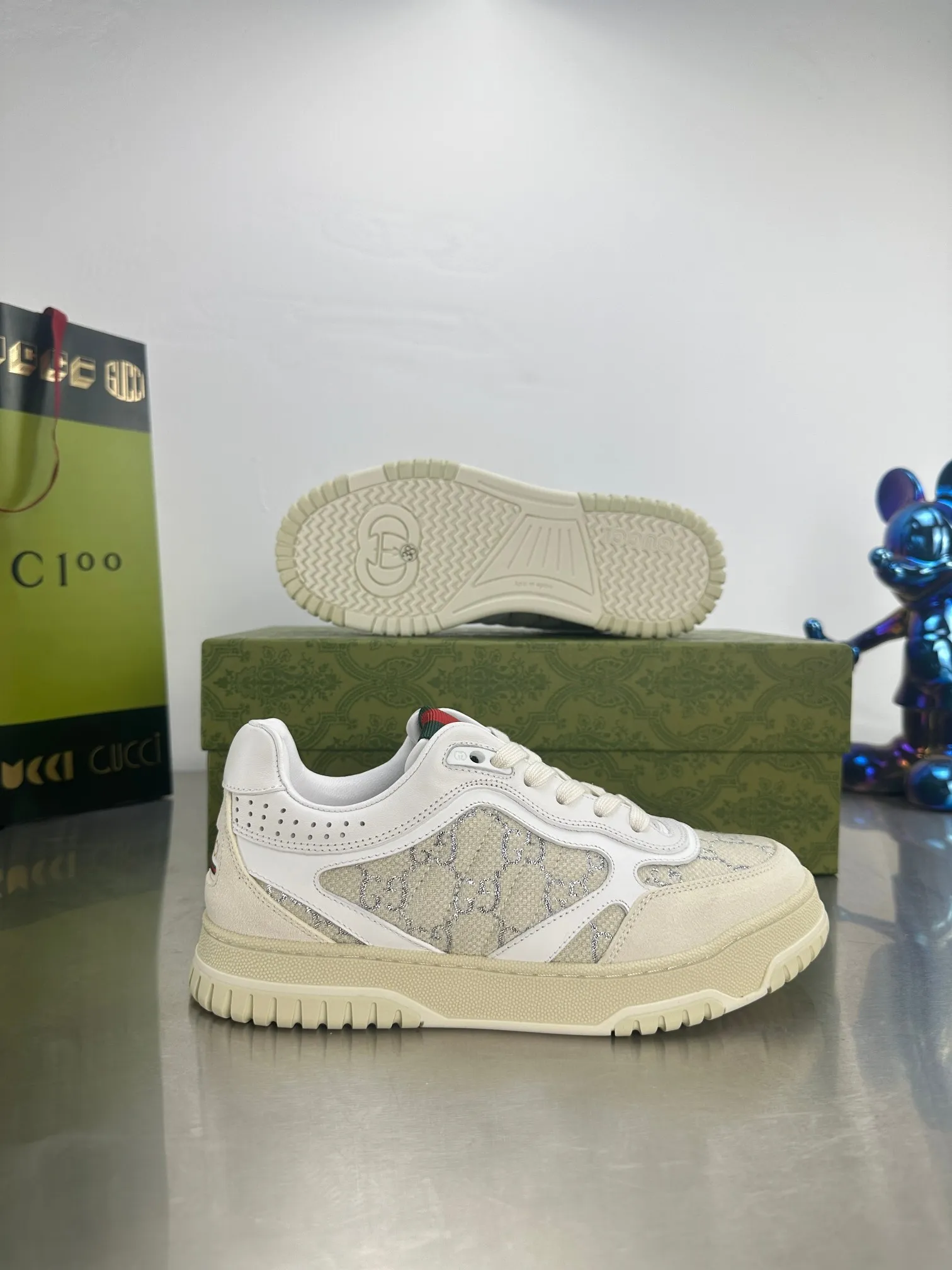👟👟Ex-factory price 600👟👟 Gucci's latest hot-selling series of high and low-cut distressed couple's sneakers are shipped. The original version is purchased, developed and manufactured. This high-low top sneaker adopts a basketball-style silhouette design, cleverly integrated with hollow panels and distressed effects, showing its unique ingenuity. The ingenuity incorporates brand logo details such as interlocking Double G styling accessories and Gucci lettering, a low-key tribute to the brand's design heritage. Exquisite packaging at the delivery counter 🛍📦 ▪️ Fabric: Original customized imported first-layer cowhide ▪️ Inner lining: Imported first-layer cowhide ▪️ Sole: Original molded TPU sole ▪️ Sole thickness: 3cm ▪️ Size: 35-46 (Male 38 46 customized)